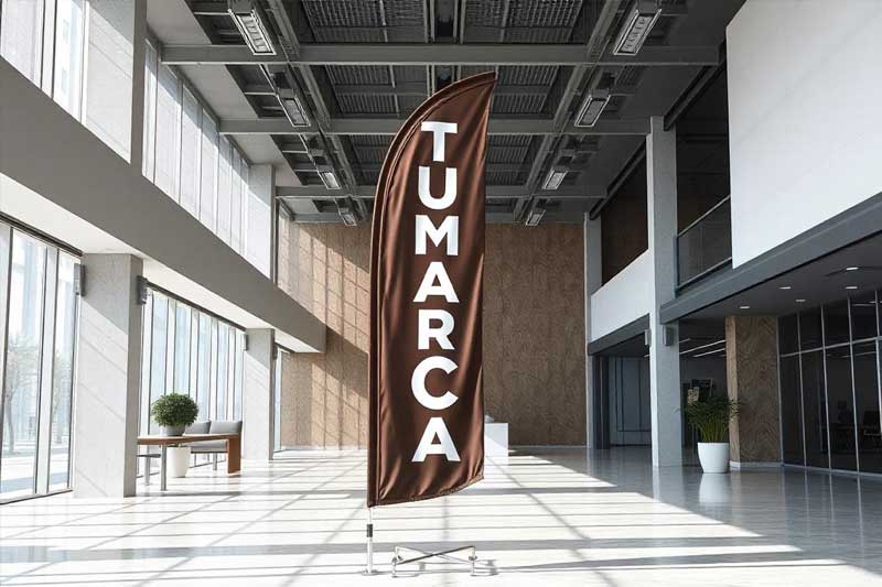 Banderas publicitarias. Diseño, Impresión & Publicidad con Banderas publicitarias, banderolas publicitarias, banderas de viento, estandartes promocionales. Haz que tu marca vuele alto! Máxima visibilidad, calidad e impacto asegurado!. Las mejores ofertas & precios del mercado en Quito, Guayaquil & todo Ecuador para tu empresa. Tipos: Banderas publicitarias para exteriores, banderas de playa mediante promociones especiales, banderas personalizadas desde eventos corporativos. Precios: Ofertas irresistibles con diseños exclusivos, tarifas accesibles por su durabilidad, opciones flexibles de acuerdo a tus necesidades. Materiales: Poliéster de alta resistencia, tela Oxford según las exigencias del clima, lona vinílica sin perder calidad. Tamaños: Diseños personalizados gracias a la flexibilidad de dimensiones, tamaños versátiles para adaptarse a cualquier espacio, medidas únicas desde las más compactas hasta las más imponentes. Servicios: Asesoría integral de la mano de nuestros expertos, entrega rápida sin complicaciones, instalación garantizada por nuestro equipo profesional. Ideas: Banderas con tecnología LED para destacar de noche, diseños intercambiables mediante innovadoras estructuras, banderas ecológicas desde materiales reciclados!