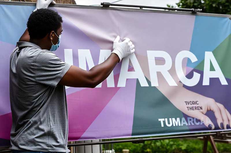 Impresión en lona. Diseño, Impresión & Publicidad con Impresión en lona, impresión de pancartas / carteles / banners promocionales con lona. Publicidad resistente y duradera, máxima visibilidad desde cualquier ángulo, ideal para campañas de impacto a gran escala!. Las mejores ofertas & precios del mercado en Quito, Guayaquil & todo Ecuador para tu empresa. Tipos: lonas publicitarias para exteriores, banners promocionales mediante impresión en gran formato, pancartas con acabados mate. Precios: increíbles ofertas según la cantidad, descuentos por personalización especial, tarifas competitivas con envío incluido. Materiales: lona de PVC resistente al clima, lona mesh para alta visibilidad, lona vinílica opaca con protección UV. Tamaños: desde formatos pequeños para eventos, tamaños personalizados para vallas, opciones gigantescas para fachadas de edificios. Servicios: diseño gráfico sin límite de creatividad, instalación de lonas en ubicaciones estratégicas, mantenimiento de publicidad exterior con limpieza especializada. Ideas: campañas disruptivas para lanzamientos de productos, publicidades interactivas mediante QR en las lonas, anuncios ecológicos con materiales reciclables!