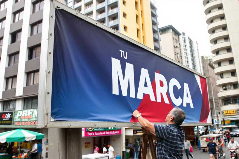 Impresión lonas publicitarias. Diseño, Impresión & Publicidad con Impresión lonas publicitarias, Impresión de banners publicitarios, Creación de pancartas para eventos, Publicidad en grandes formatos mediante lonas. Atrae más clientes con lonas promocionales que destaquen tu negocio de la competencia!. Las mejores ofertas & precios del mercado en Quito, Guayaquil & todo Ecuador para tu empresa. Materiales: Lona vinílica gracias a su resistencia, Lona microperforada para una mejor ventilación, Lona blockout mediante su capacidad de bloqueo de luz. Precios: Costos ajustados según la calidad, Tarifas personalizadas de acuerdo con la necesidad del cliente, Inversión optimizada por el tipo de proyecto. Tamaños: Lonas personalizadas según los espacios, Medidas adaptables sin perder calidad, Dimensiones ajustadas desde el diseño requerido. Servicios: Instalación con alta precisión, Asesoramiento creativo mediante expertos, Impresión digital sin perder nitidez. Tipos: Lonas publicitarias desde exteriores para máxima exposición, Lonas promocionales mediante campañas impactantes, Lonas decorativas para destacar eventos. Ideas: Proyección holográfica sobre lonas, Interactividad mediante código QR en el diseño, Uso de tintas ecológicas para conciencia ambiental!