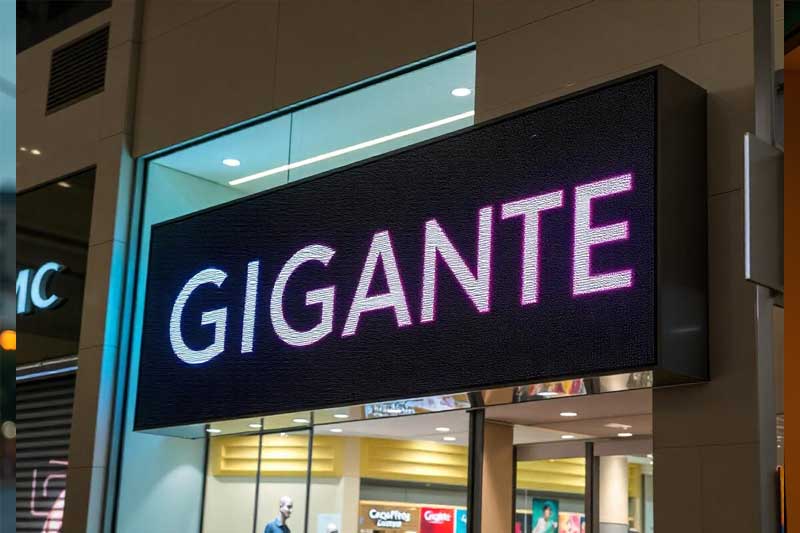 Letreros LED. Diseño, Impresión & Publicidad con Letreros LED, carteles luminosos, anuncios electrónicos. Impacta a tu audiencia desde cualquier ángulo. Lleva tu marca al siguiente nivel con LEDs que destaquen!. Las mejores ofertas & precios del mercado en Quito, Guayaquil & todo Ecuador para tu empresa.Materiales: Aluminio de alta calidad, Acrílico resistente, Acero inoxidable. Precios: Exclusivos para todos los presupuestos, Personalizables según tus necesidades, Diseñados para cada proyecto. Tamaños: Compactos gracias a su tecnología de punta, Amplios sin perder nitidez, Flexibles para adaptarse a cualquier espacio. Servicios: Instalación profesional por expertos, Asesoría personalizada mediante nuestro equipo especializado, Mantenimiento constante sin complicaciones. Tipos: LED RGB para ambientes dinámicos, Pantallas LED con alta resolución, Letreros animados mediante tecnología avanzada. Ideas: Carteles interactivos para captar la atención, Señalización innovadora gracias a control remoto, Anuncios publicitarios sin limitaciones creativas.