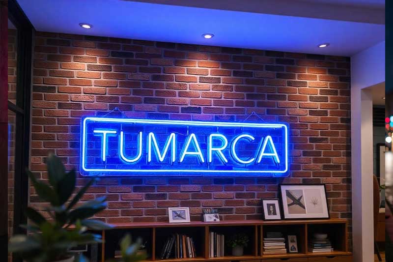 Letreros NEÒN. Diseño, Impresión & Publicidad con Letreros neón, rótulos luminosos, señales LED, anuncios brillantes. Atrévete a iluminar tu negocio de una manera nunca antes vista. Haz que tu marca brille!. Las mejores ofertas & precios del mercado en Quito, Guayaquil & todo Ecuador para tu empresa.Materiales: vidrio templado con iluminación LED, acrílico de alta resistencia, metal con acabados cromados. Precios: personalización sin límite de colores, opciones desde la sencillez hasta el lujo, cada letrero diseñado según tu visión. Tipos: letras individuales para un impacto único, logotipos corporativos mediante tecnología de punta, señales direccionales para destacar tu negocio. Servicios: instalación gracias a expertos, mantenimiento sin complicaciones, asesoría de diseño personalizada. Ideas: letreros que cambian de color según la ocasión, diseños 3D para destacar en cualquier ambiente, letreros interactivos que responden al movimiento.