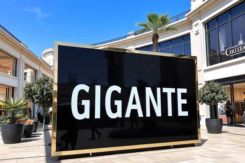 Letreros publicitarios. Diseño, Impresión & Publicidad con Letreros publicitarios, carteles publicitarios, rótulos comerciales / promocionales. Sobresal entre tu competencia gracias a letreros innovadores & presenta tu marca con materiales de suprema calidad!. Las mejores ofertas & precios del mercado en Quito, Guayaquil & todo Ecuador para tu empresa. Servicios: Instalación de letreros con atención personalizada, mantenimiento sin complicaciones, diseño mediante tecnología avanzada. Precios: Precios accesibles según la calidad, tarifas competitivas por volumen, descuentos de temporada para clientes frecuentes. Materiales: Acrílico de alta durabilidad, aluminio para una alta resistencia, vinilo con acabados brillantes. Tamaños: Formatos personalizados desde lo más compacto hasta lo más llamativo, dimensiones ajustables por las necesidades del cliente, opciones en diferentes proporciones para adaptarse a cualquier espacio. Tipos: Letreros luminosos de impacto, señalética direccional para guiar, letreros informativos según el entorno. Ideas: Rótulos iluminados por energía solar, pantallas interactivas con conexión a redes sociales, señalización digital que se actualiza mediante una app!
