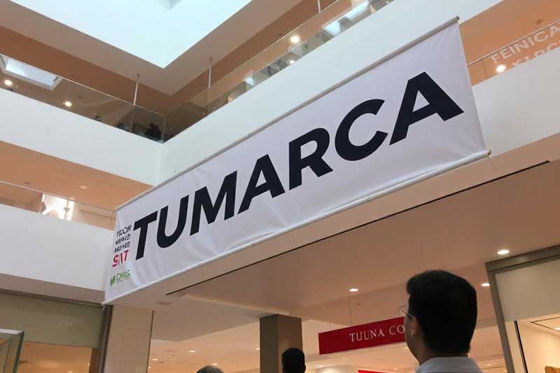 Lonas publicitarias. Diseño, Impresión & Publicidad con Lonas publicitarias, banners, pancartas, gigantografías. Destaca con un producto versátil y adaptable a cualquier necesidad. Las mejores ofertas & precios del mercado en Quito, Guayaquil & todo Ecuador para tu empresa.Tipos: Perfectas para promociones por eventos, ideales para la publicidad en exteriores, utilizadas mediante anuncios de gran formato. Precios: Asequibles gracias a sus materiales duraderos, competitivos según la cantidad y calidad requerida, económicos mediante pedidos personalizados. Materiales: Resistente lona de PVC, malla microperforada para resistencia al viento, lona de vinilo sin brillo. Tamaños: Adaptables desde pequeñas dimensiones hasta formatos gigantes, versátiles para cualquier tipo de espacio, ajustables sin comprometer la calidad visual. Servicios: Impresión digital de alta resolución, instalación profesional para cualquier lugar, personalización mediante diseños únicos. Ideas: Publicidad innovadora con iluminación LED integrada, lonas interactivas con códigos QR, lona reutilizable para campañas ecológicas.
