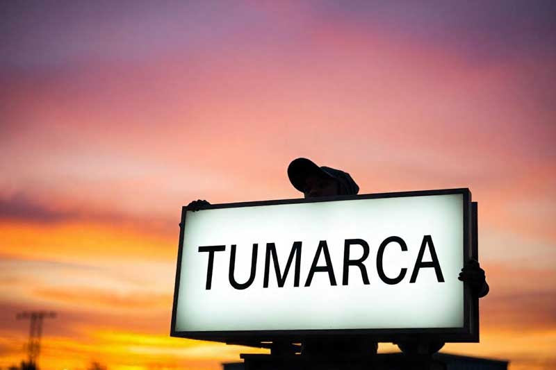 Rotulación luminosa. Diseño, Impresión & Publicidad con Rotulación luminosa, señalética luminosa, anuncios publicitarios iluminados, rotulación retroiluminada. Haz que tu marca brille de día y de noche. Transforma cualquier espacio con iluminación de impacto!. Las mejores ofertas & precios del mercado en Quito, Guayaquil & todo Ecuador para tu empresa. Precios: Impresiones impactantes con detalles premium, acabados luminosos gracias a procesos de alta tecnología, opciones personalizadas mediante asesoría creativa. Tipos: Letras corpóreas con iluminación interna, cajas de luz desde estructuras robustas, paneles retroiluminados según el diseño requerido. Materiales: Acrílico translúcido de alto brillo, aluminio anodizado con durabilidad extendida, vinilo microperforado por su efecto estético único Tamaños: Rótulos de gran formato para fachadas imponentes, señalización para interiores con alta visibilidad, estructuras portátiles sin comprometer la calidad visual- Servicios: Instalación rápida con personal certificado, mantenimiento especializado para garantizar un funcionamiento óptimo, diseño gráfico exclusivo con adaptaciones según el espacio. Ideas: Carteles interactivos mediante tecnología LED, señalización eco-amigable con energía solar, rótulos que cambian de color de acuerdo con el clima!