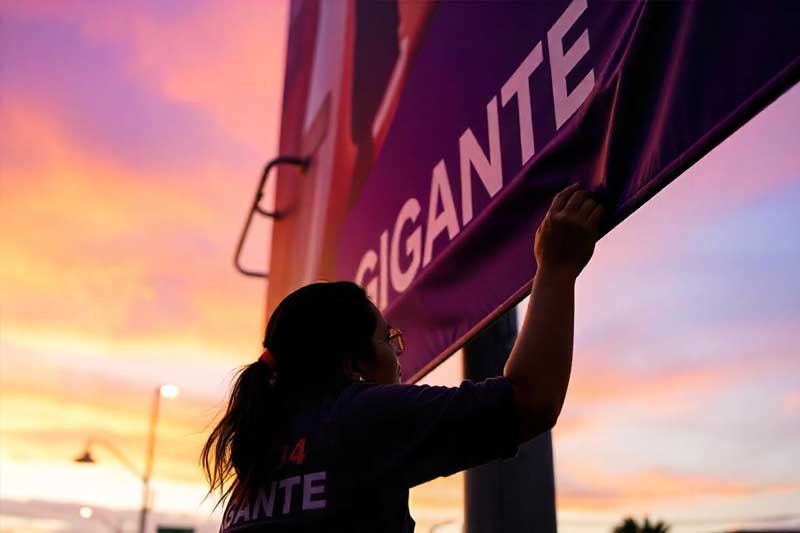 Rotulación publicitaria. Diseño, Impresión & Publicidad con Rotulación publicitaria, señalización comercial / rotulación promocional personalizada. Atrae a más clientes con rotulación creativa y poderosa. Eleva tu imagen de marca con diseños únicos!. Las mejores ofertas & precios del mercado en Quito, Guayaquil & todo Ecuador para tu empresa. Materiales: Vinilo adhesivo, lona microperforada, acrílico translúcido. Precios: Personalizados por cada proyecto, accesibles para cualquier presupuesto, competitivos según la calidad del trabajo. Tamaños: Adaptables a cualquier espacio, desde fachadas de edificios hasta detalles en vehículos, flexibles con las dimensiones de cada cliente. Servicios: Rotulación de vehículos con máxima durabilidad, impresión de banners con impacto visual, señalización empresarial para potenciar tu marca. Tipos: Rotulación de escaparates, rotulación de vehículos corporativos, señalética direccional mediante gráficos innovadores. Ideas: Publicidad en 3D con efecto realista para destacar tu negocio, carteles retroiluminados que brillan en la noche, impresiones ecológicas con tintas biodegradables!