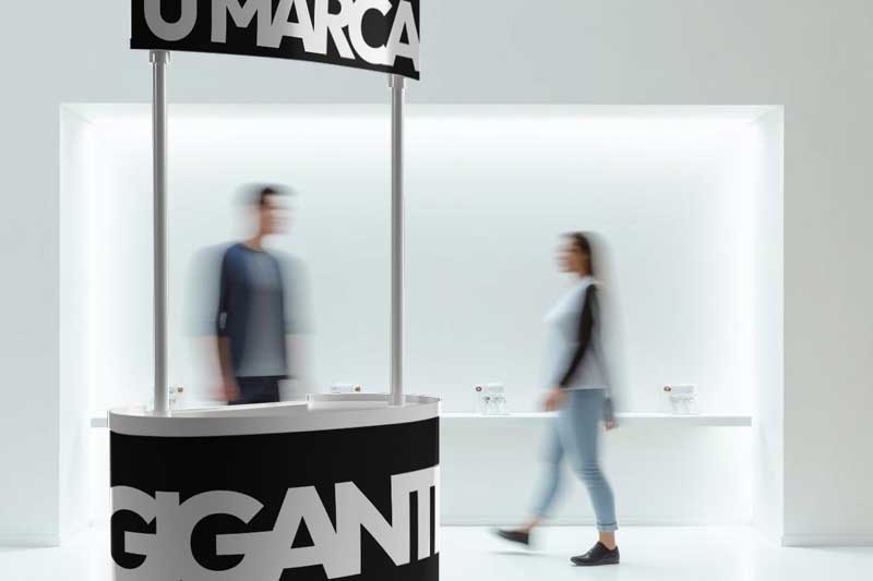 Stand publicitario portátil. Diseño, Impresión & Publicidad con Stand publicitario portátil, stands promocionales, stands para ferias. Impulsa tu marca con stands impresionantes. Obtén diseños personalizados que destacan en cualquier evento!. Las mejores ofertas & precios del mercado en Quito, Guayaquil & todo Ecuador para tu empresa. Precios: Tarifas competitivas para stands personalizados, opciones accesibles según el tipo de material, precios exclusivos mediante nuestros paquetes especiales. Tipos: Stands modulares, stands de mesa, stands de exhibición. Materiales: Cartón pluma para una estructura ligera, vinilo para impresiones vibrantes, acrílico para acabados elegantes. Tamaños: Diseños compactos ideales para eventos pequeños, tamaños intermedios perfectos para exposiciones, grandes formatos impresionantes para ferias. Servicios: Montaje y desmontaje en el lugar, diseño gráfico personalizado, asesoramiento en la selección de materiales. Ideas: Stands interactivos con pantallas táctiles, estructuras ecológicas utilizando materiales reciclados, diseños adaptables que transforman el espacio según el evento!